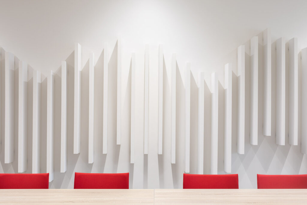 Detailní fotografie interiérových nástěnných akustických panelů v budově Doosan Bobcat. Foceno pro Ecophon SAINT-GOBAIN.