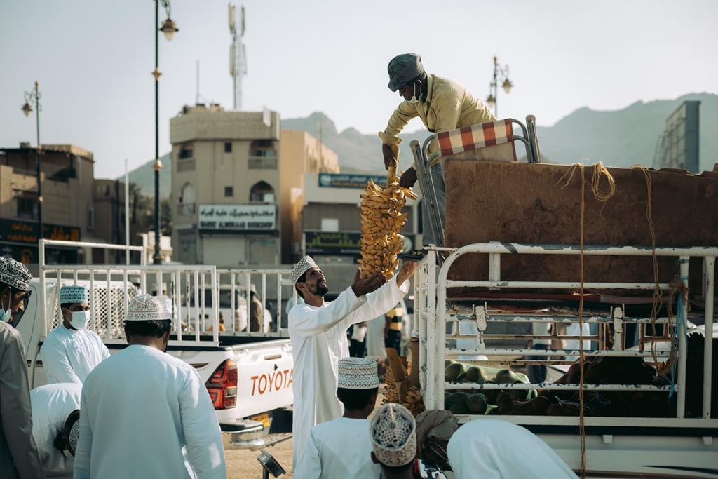 Kozí trh v městě Nizwa tradičně vábí i obchodníky s ovocem. Ománští obchodníci vykládají trsy s mini banány z korby nákladního automobilu
