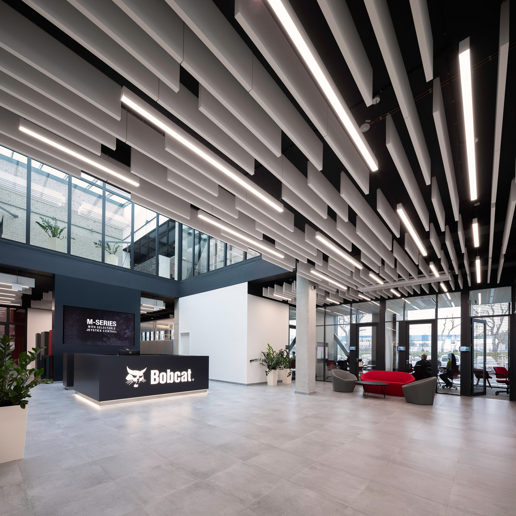 Vstupní hala - Doosan Bobcat. Interiérová fotografie vstupní haly budovy Doosan Bobcat. Foceno pro Ecophon SAINT-GOBAIN.