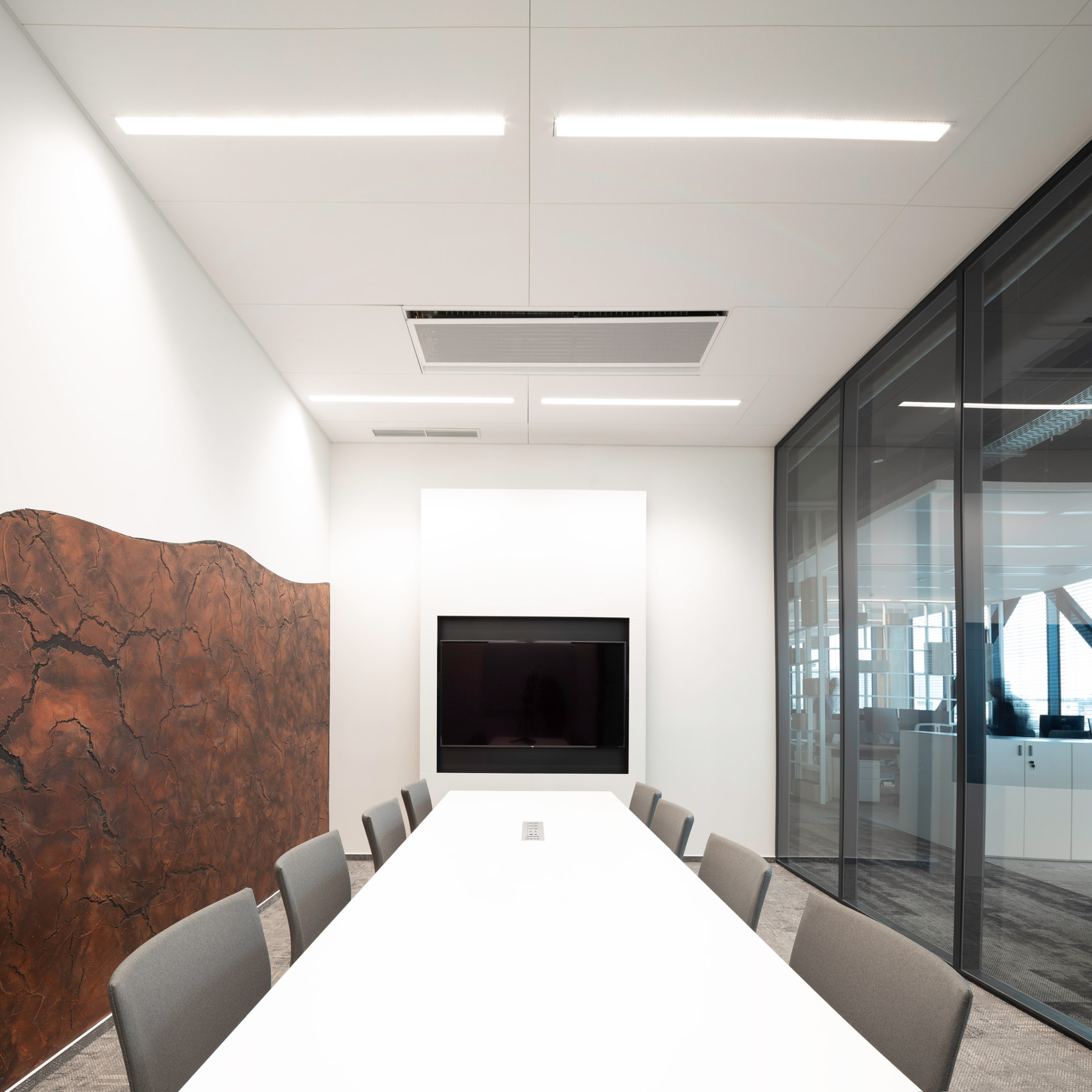 Zasedací místnost 02 - Doosan Bobcat. Interiérová fotografie zasedací místnosti Doosan Bobcat. Foceno pro Ecophon SAINT-GOBAIN.