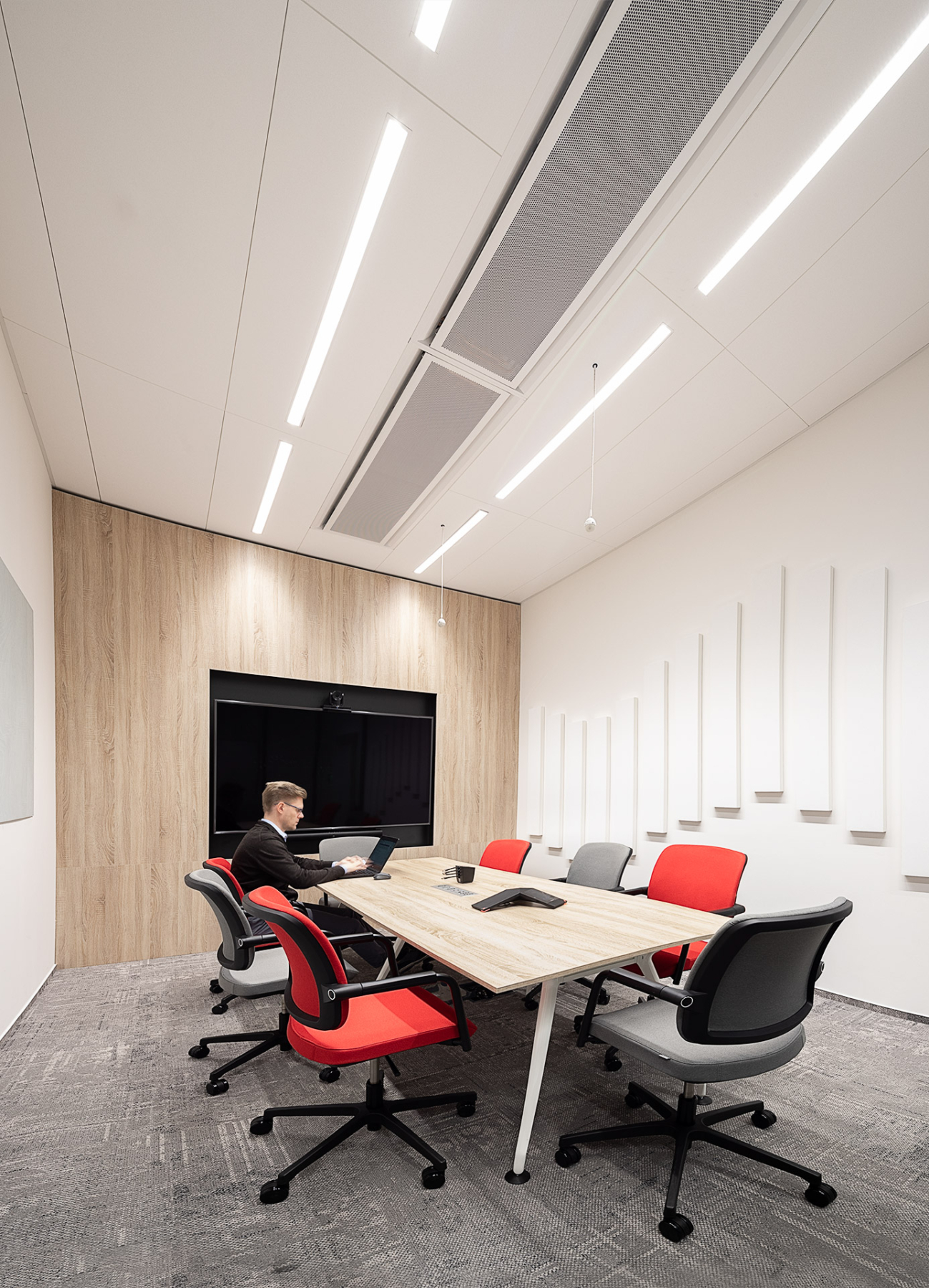 Zasedací místnost 01 - Doosan Bobcat. Interiérová fotografie zasedací místnosti Doosan Bobcat. Foceno pro Ecophon SAINT-GOBAIN.