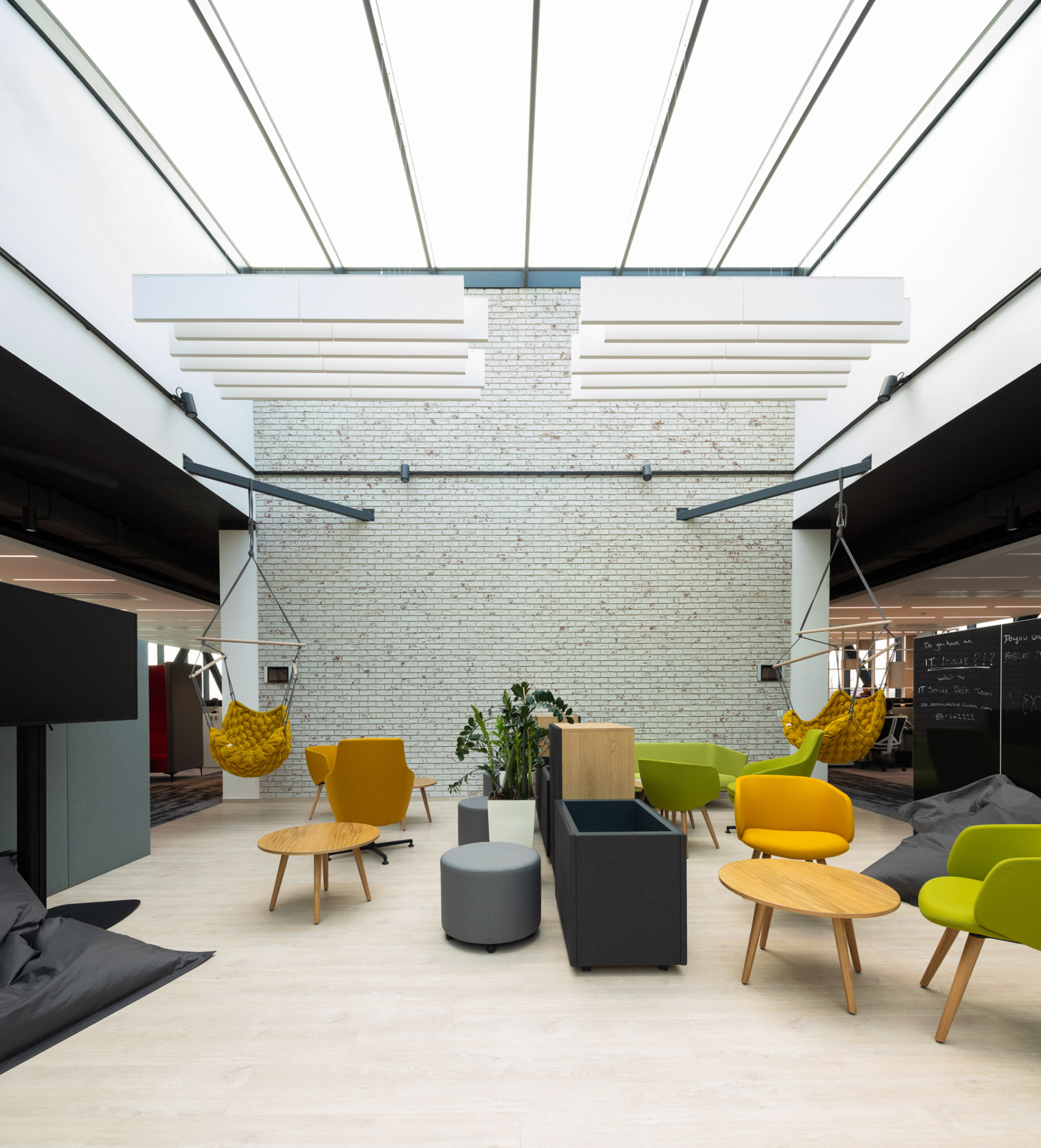 Chillout zóna - Doosan Bobcat. Interiérová fotografie chill out zóny Doosan Bobcat. Foceno pro Ecophon SAINT-GOBAIN.