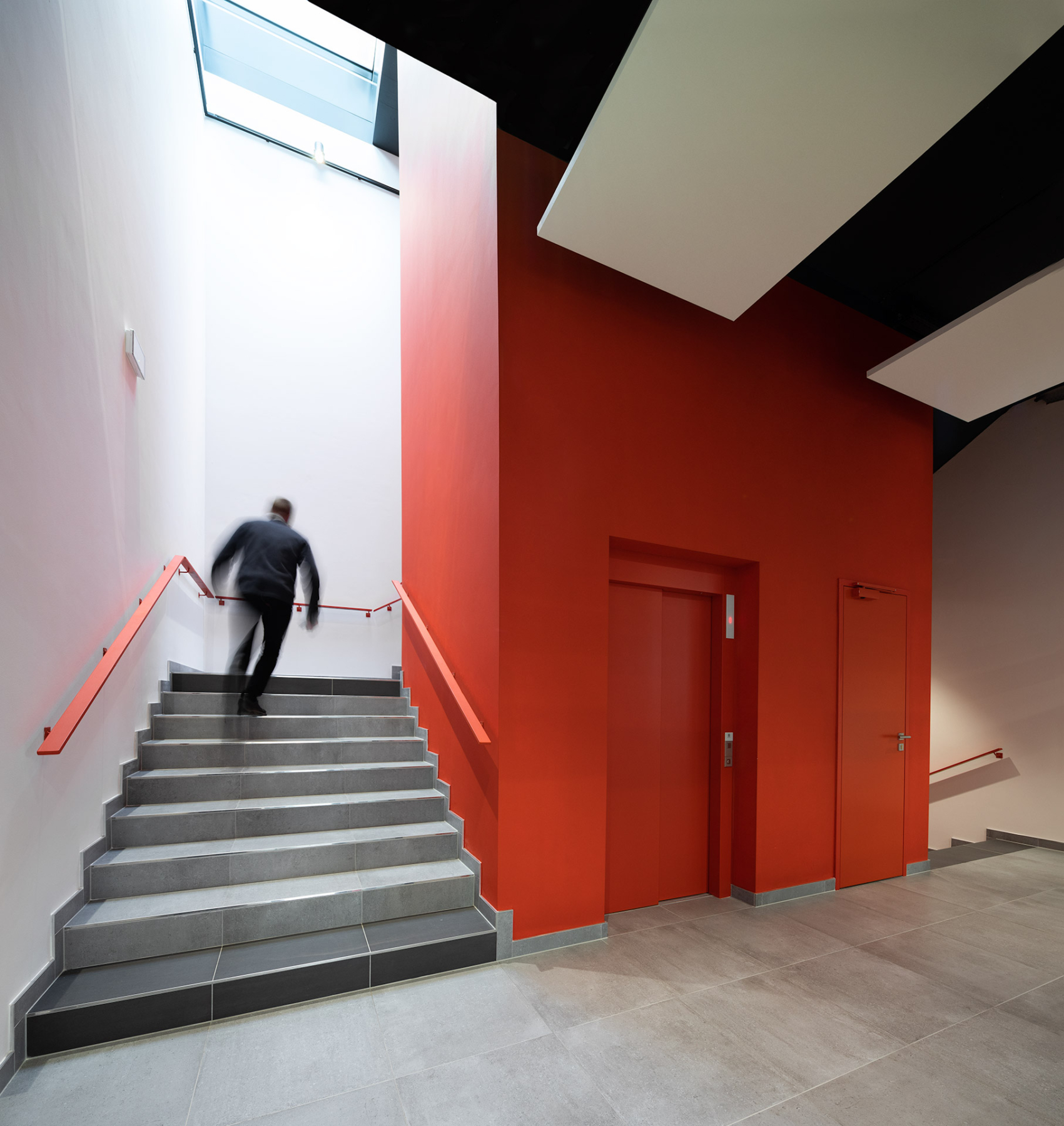 Chodba s výtahem - Doosan Bobcat. chodba s výtahem v kanceláři Doosan Bobcat. Foceno pro Ecophon SAINT-GOBAIN.